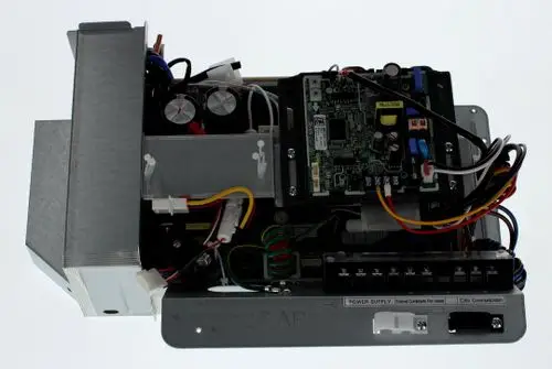 Steuergerät mit mehreren Kabelanschlüssen, Stromversorgung und Platine. Zu sehen sind Bosch-Komponenten sowie elektrotechnische Teile in standardisiertem Gehäuse.